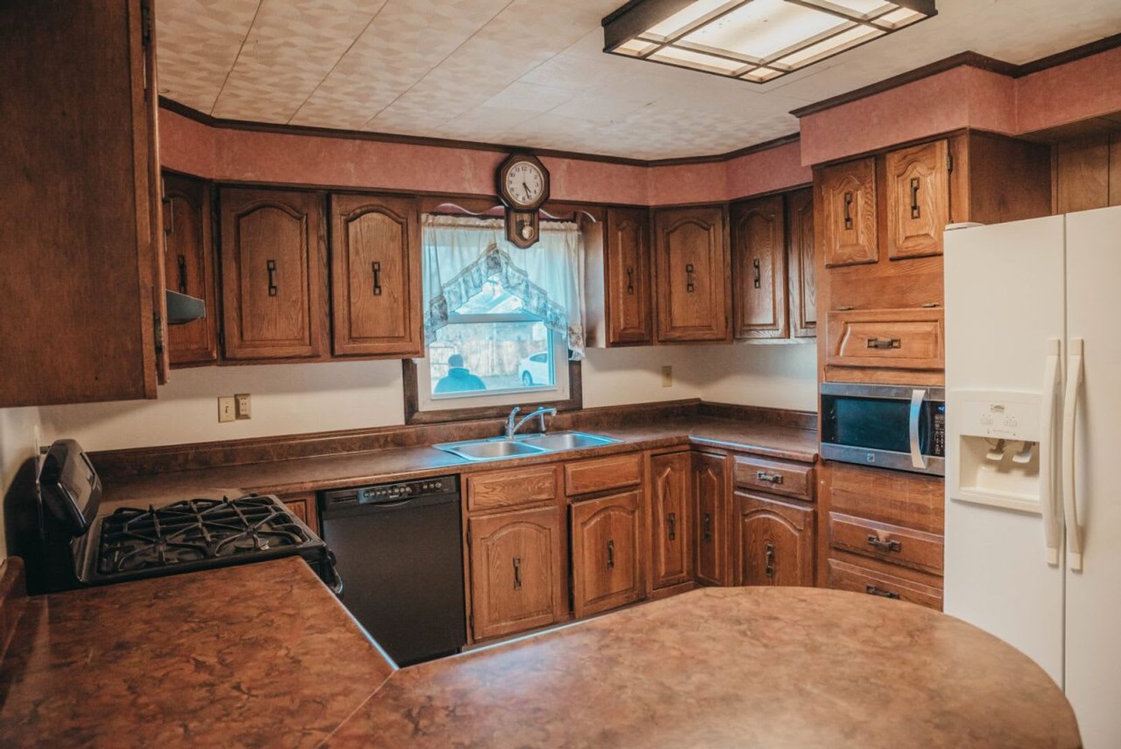 Spacious 5-bedroom, 3.5 near Ball State! Nice shed! Nice backyard! Off Street Parking! – photo 1