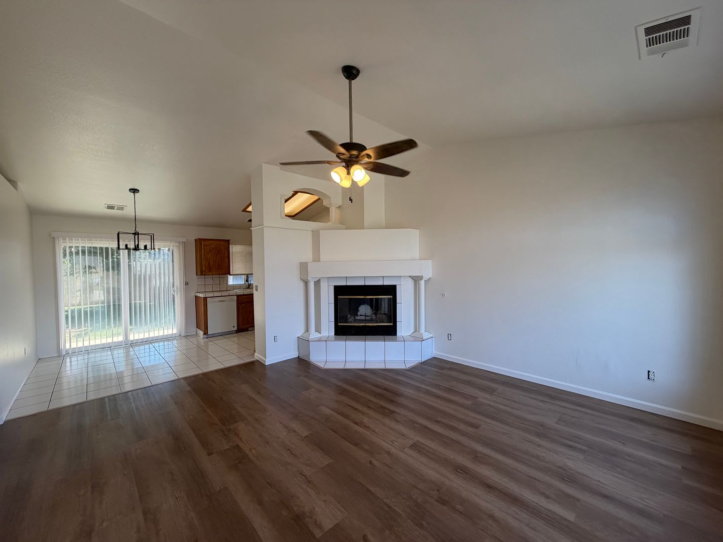 Riverlakes Community 4 Bedroom! – photo 3