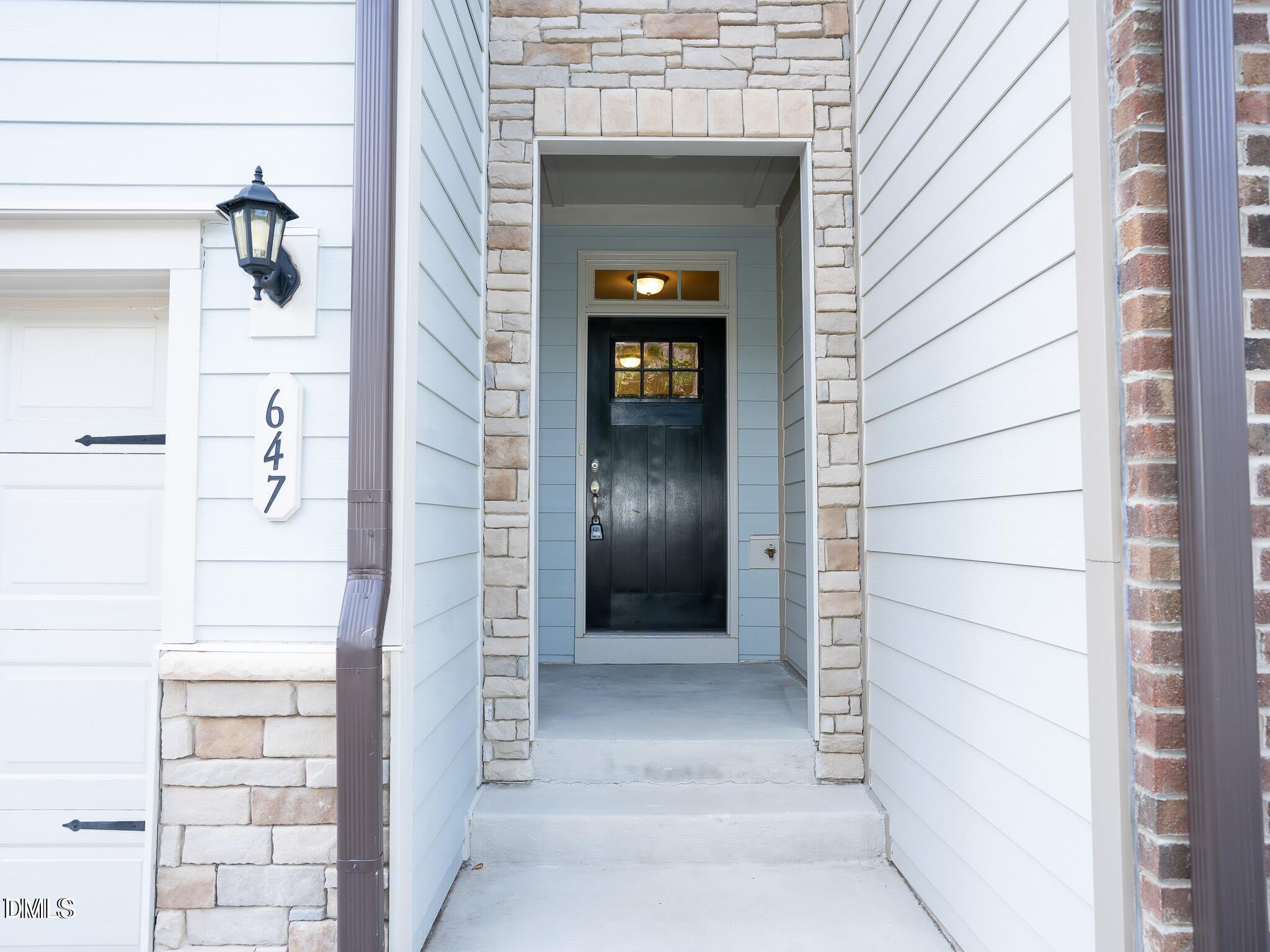 647 Newlyn Drive – photo 2