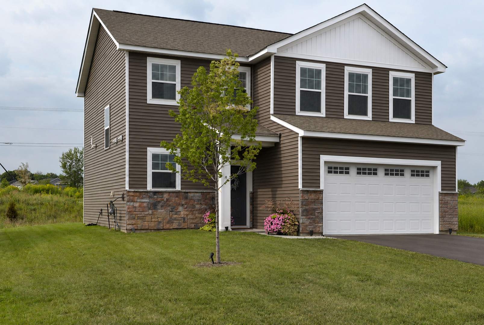 Gorgeous 3 Bed, 3 Bath Home with 2-Car Garage in Rogers, MN! – photo 1