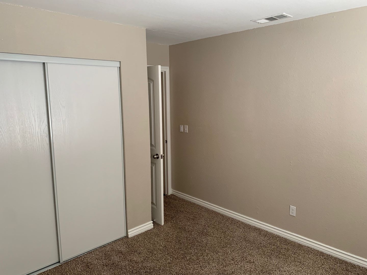 spacious 3 bedroom 2 bath home with large yard, indoor laundry room – photo 3