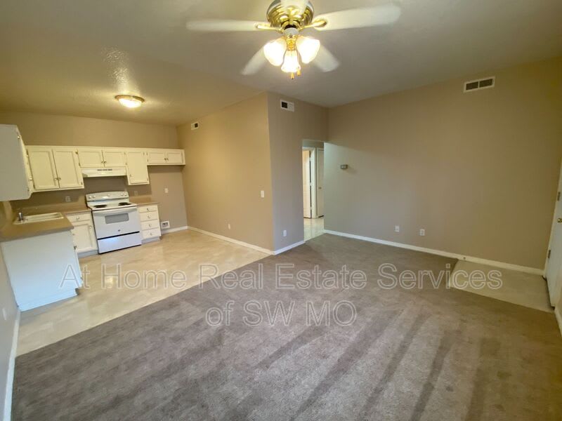 211 Robberson – photo 3