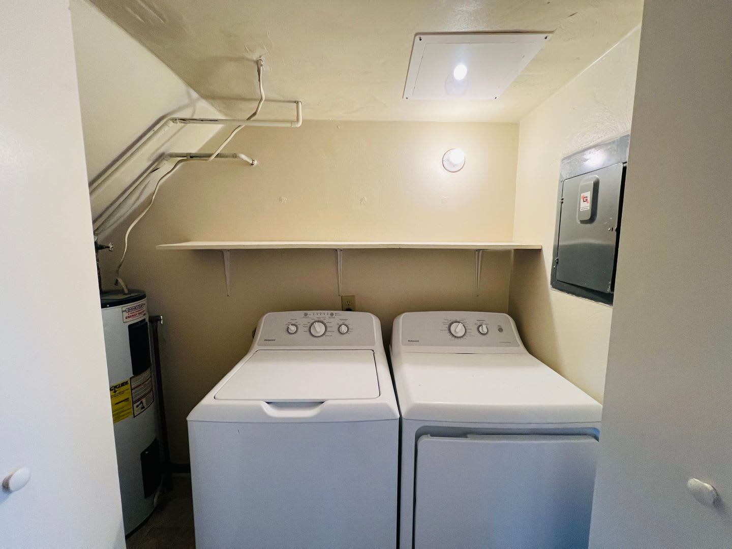 2 Bedroom, 1.5 Bath Townhouse – photo 3