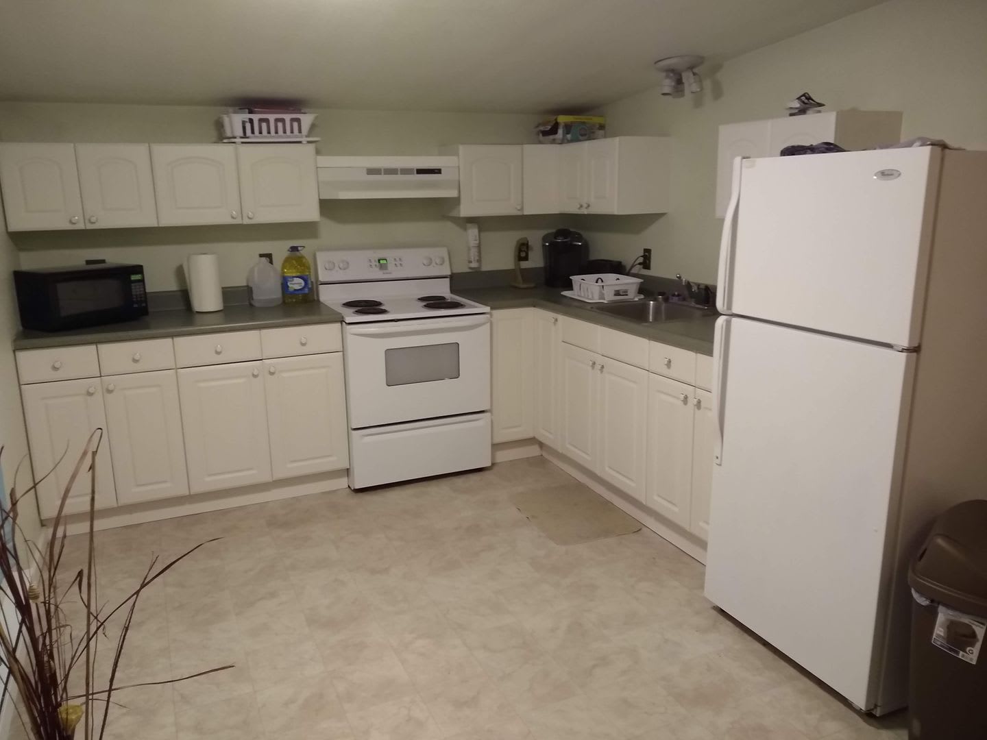 Close To Downtown Upper Level Apartment – photo 2