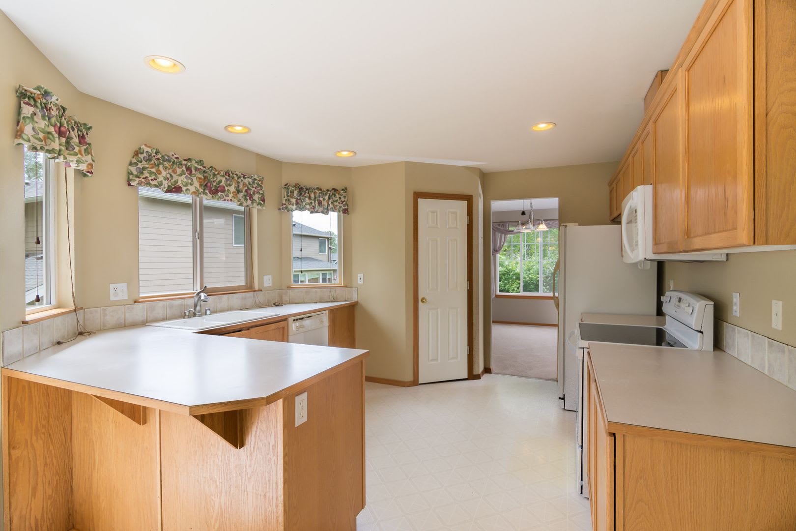 Large Updated 5 Bed SPLIT-LEVEL Kenmore Home! – photo 5