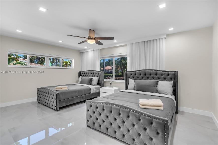1045 Hollywood Blvd – photo 5