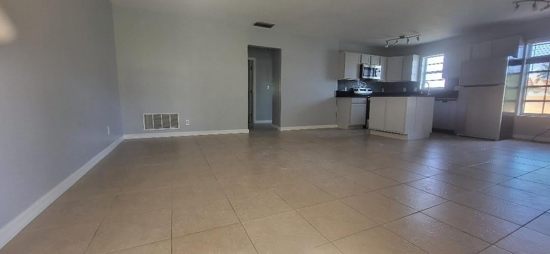 5240 NE 14th Way – photo 3