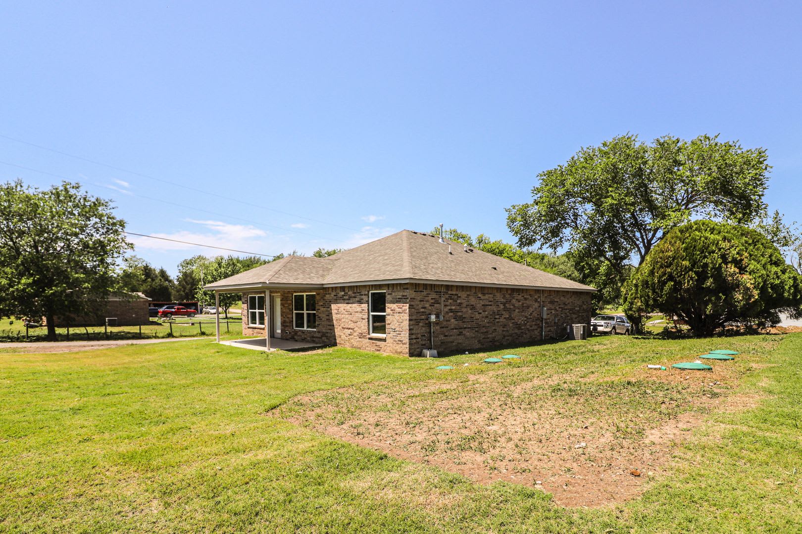 Beautiful new construction with nice amenities with a country feel – photo 3