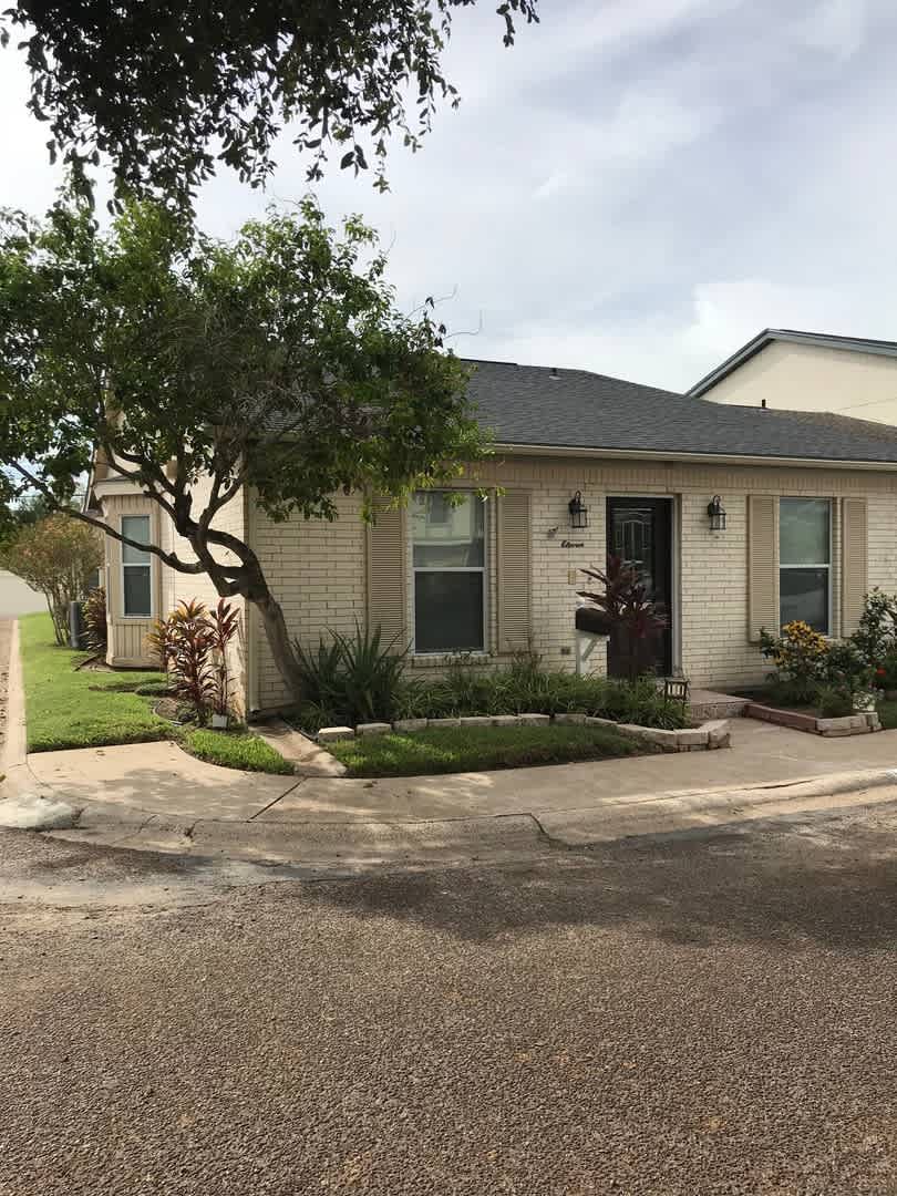 Spacious Townhouse in a Great Location!! – photo 1