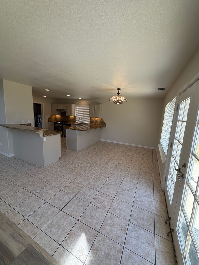 MOVE IN SPECIAL 1/2 OFF FIRST MONTH RENT Newly Updated 4 Bedroom 2.5 Bathroom Home- AVAILABLE NOW! – photo 5