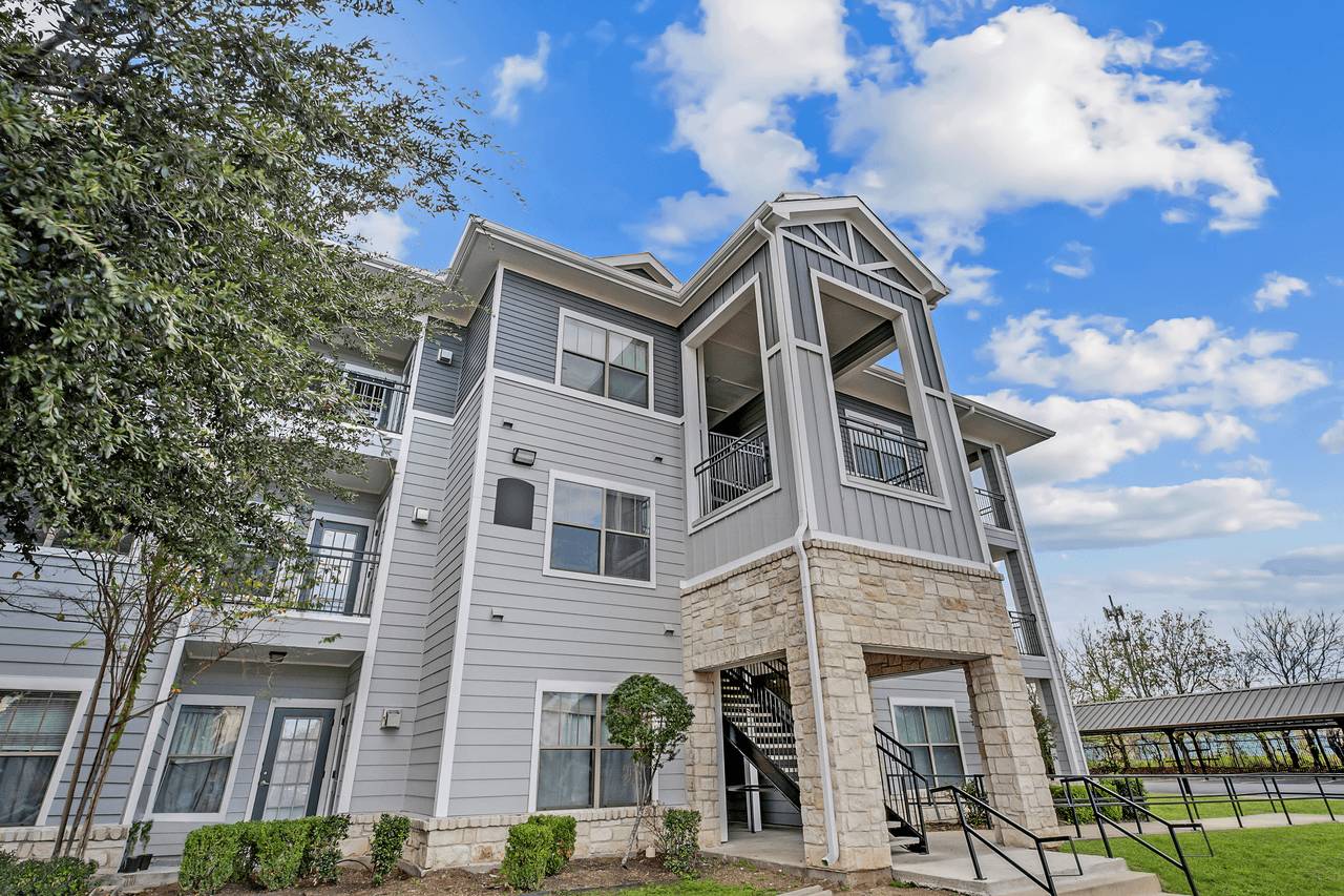Frontier East Apartments – photo 3