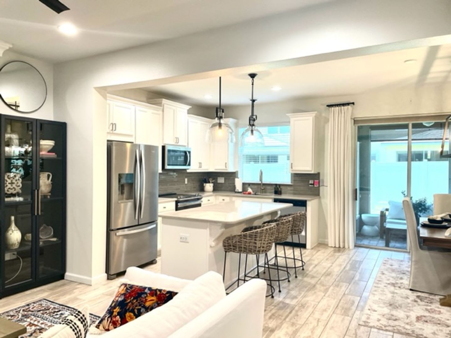 3/2.5 FURNISHED OPTION- No deposit for qualified applicants! Short Term Available! – photo 2