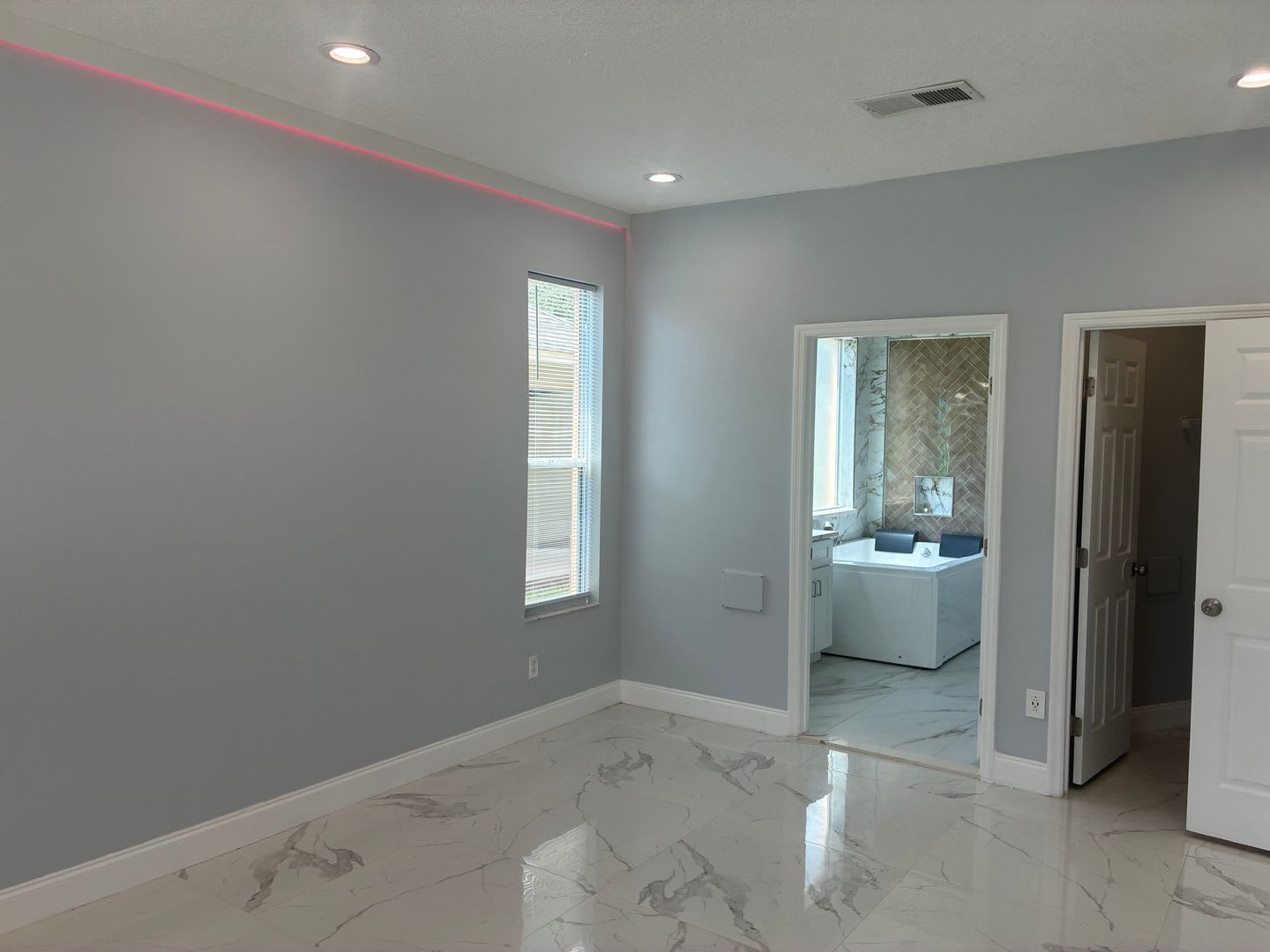 Beautiful Pool Home in Emerald Island – Premium Amenities Included! – photo 4