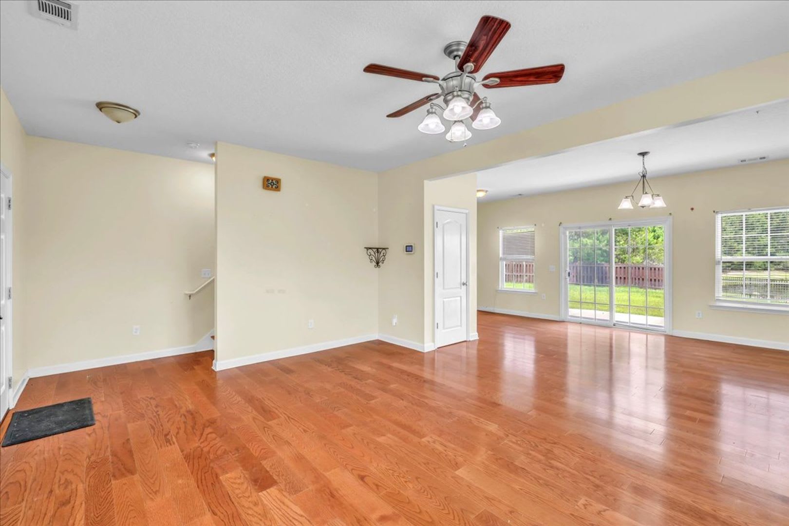 Spacious 4 Bed 2 5 Bath In White Oak – photo 5