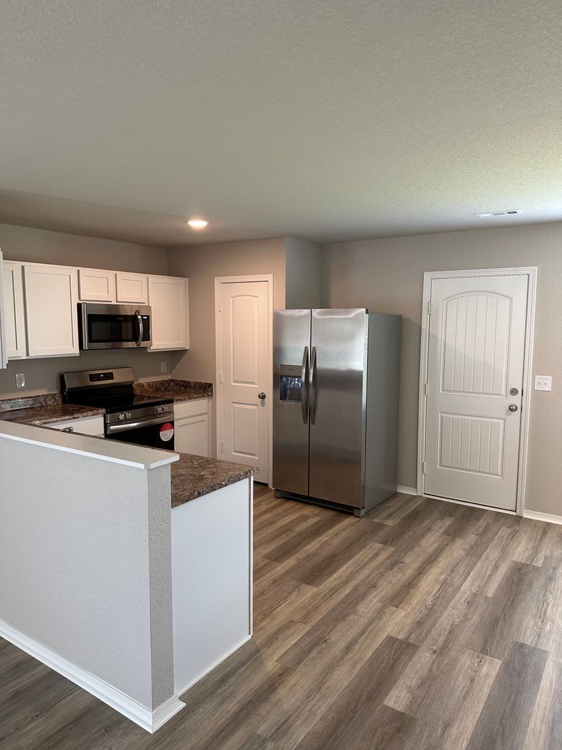 Pre-Leasing Now! Charming Three Bedroom – photo 5