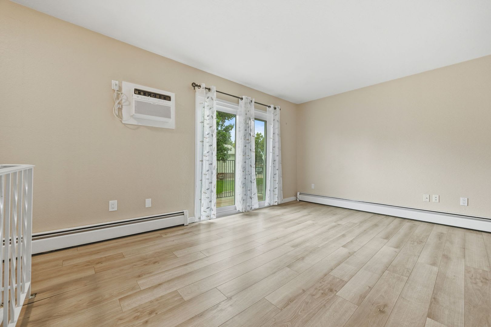 Charming 2BR Townhome w/ Attached Garage in Prime Lakewood Location! – photo 5