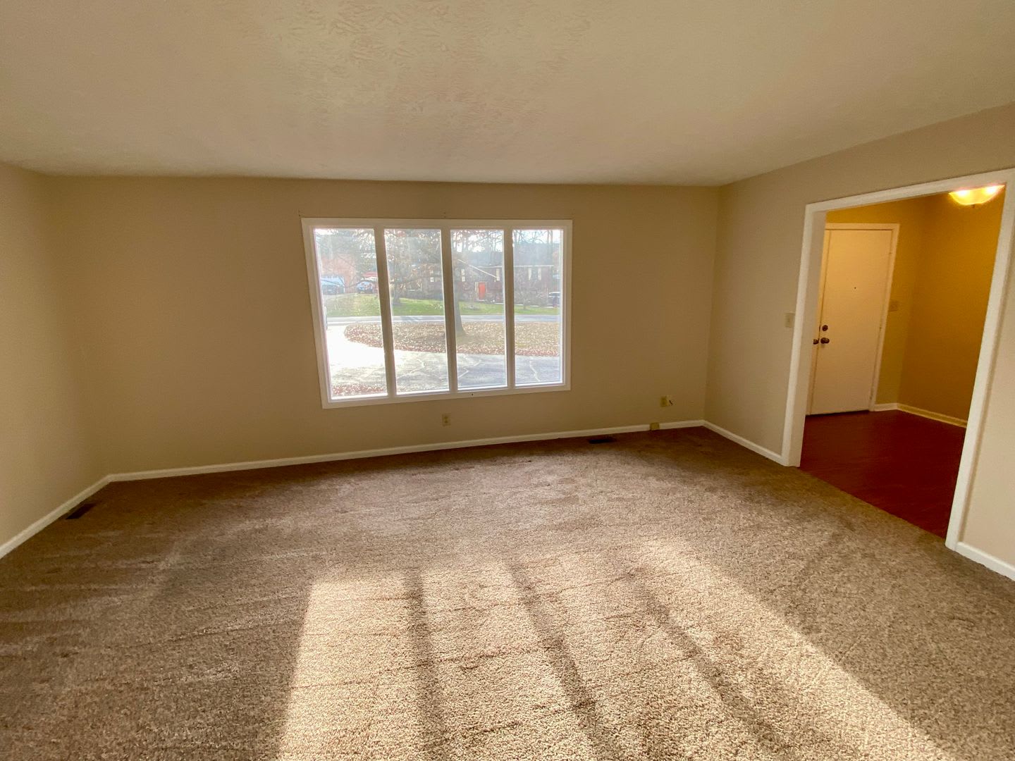 Halehaven Home: Beautifully Renovated 3 bdrm, 2.5 bath with finished basement – photo 3