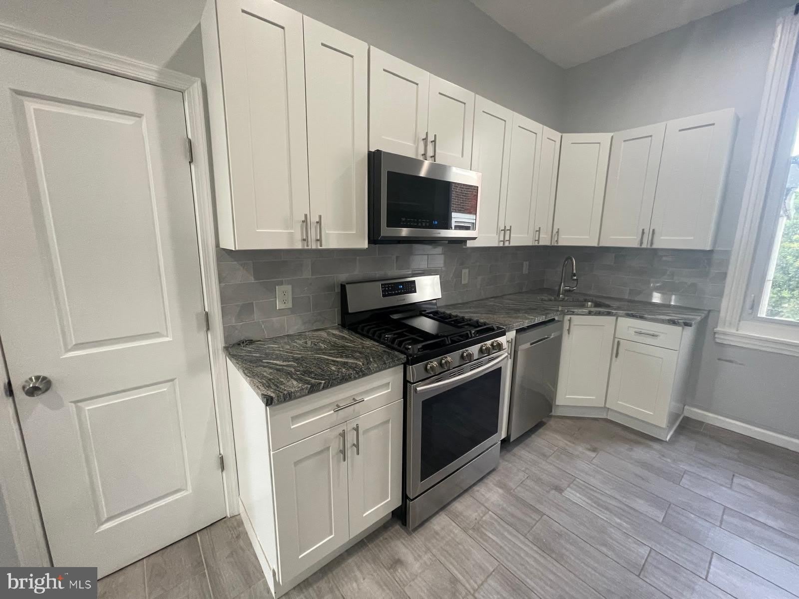 709 W GIRARD Avenue – photo 5
