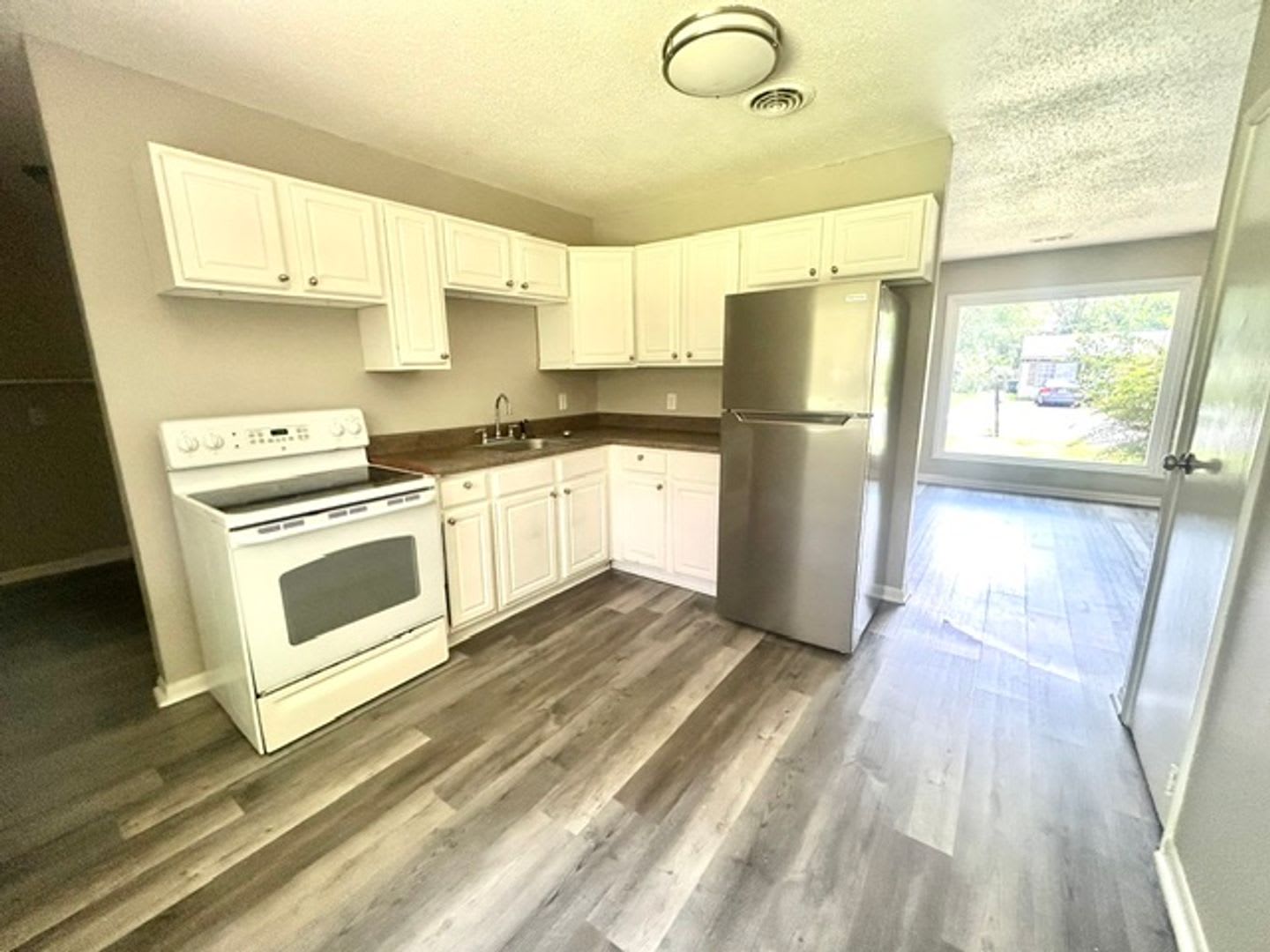 AVAILABLE NOW! $200 OFF FIRST MONTHS RENT – photo 5