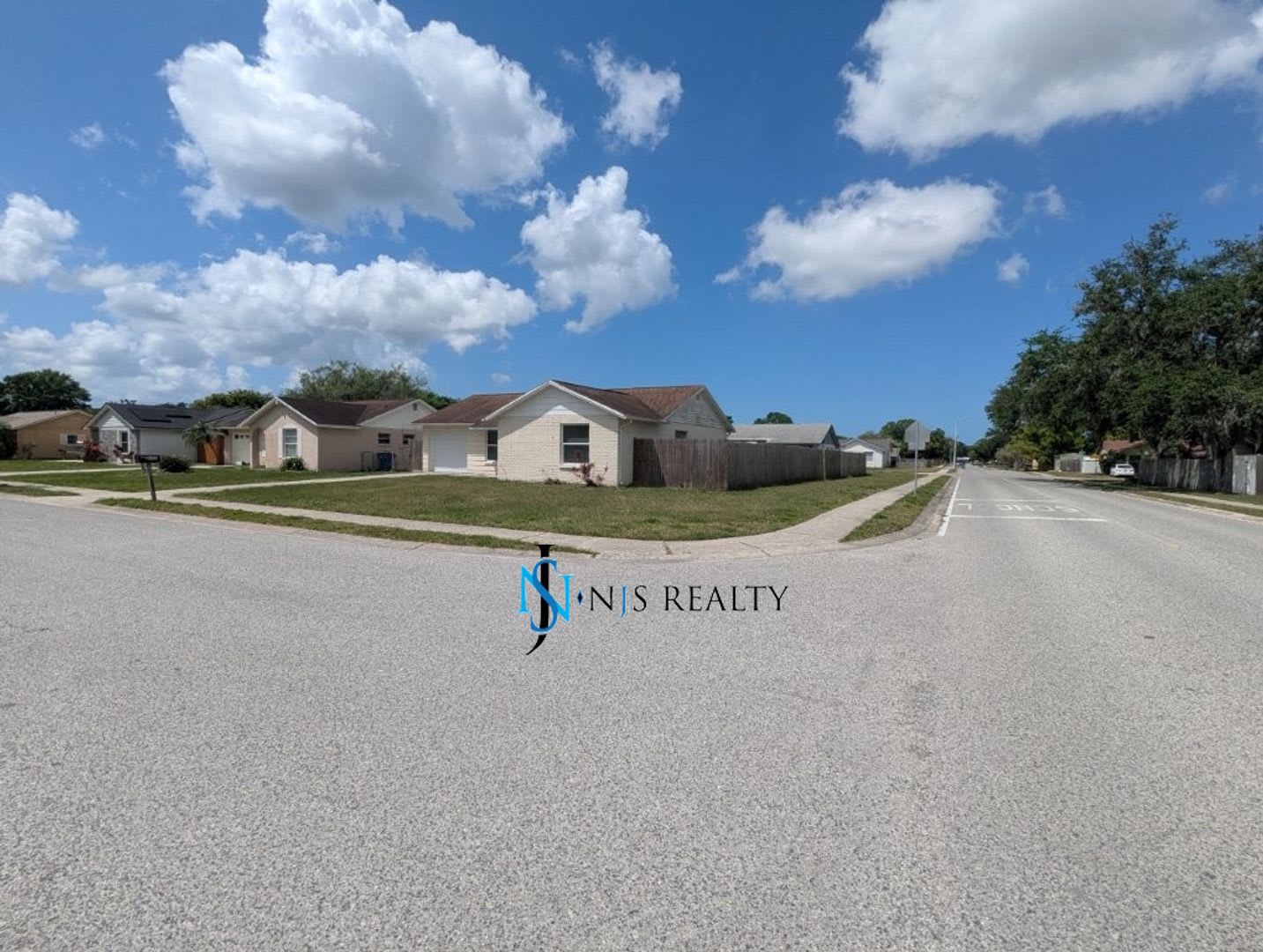 Just Reduced Great Location Charming True 3 2 1 1283Sq Ft Home With Renovated Bathrooms Kitchen Fenced In Yard – photo 2
