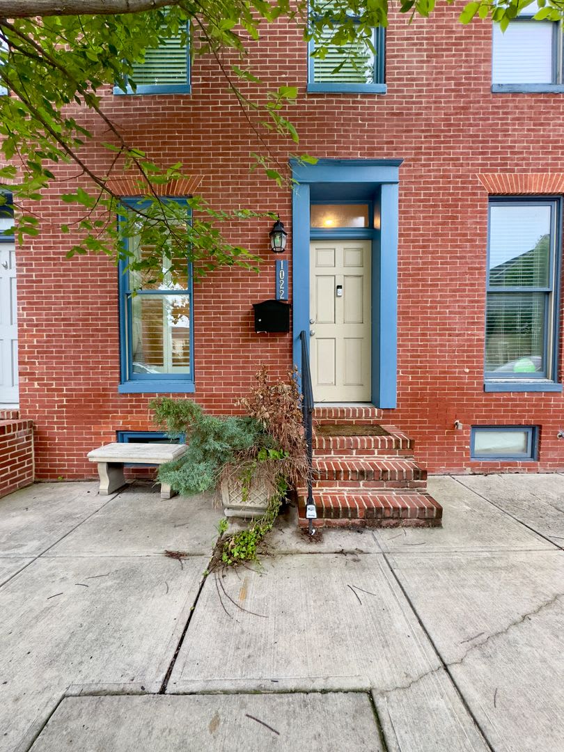 Charming 3 Bed/3 Bath Townhome in Middle East Baltimore! – photo 2