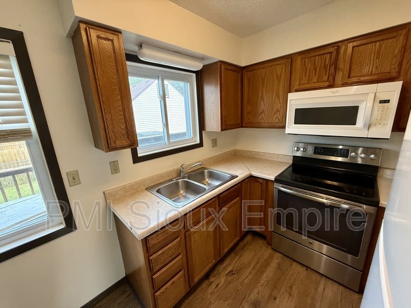 614 E 6th St – photo 4