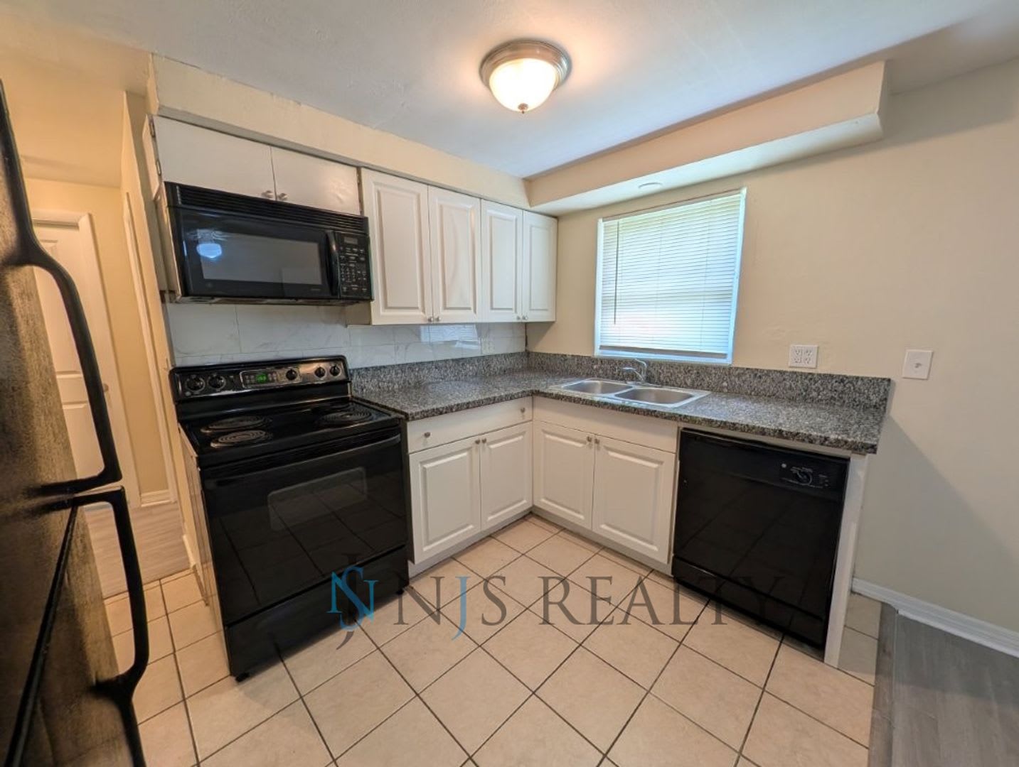 Just Reduced Newly Renovated 3 1 1 New Flooring New Paint Updated Kitchen Bath Fenced Yard A Must See – photo 5