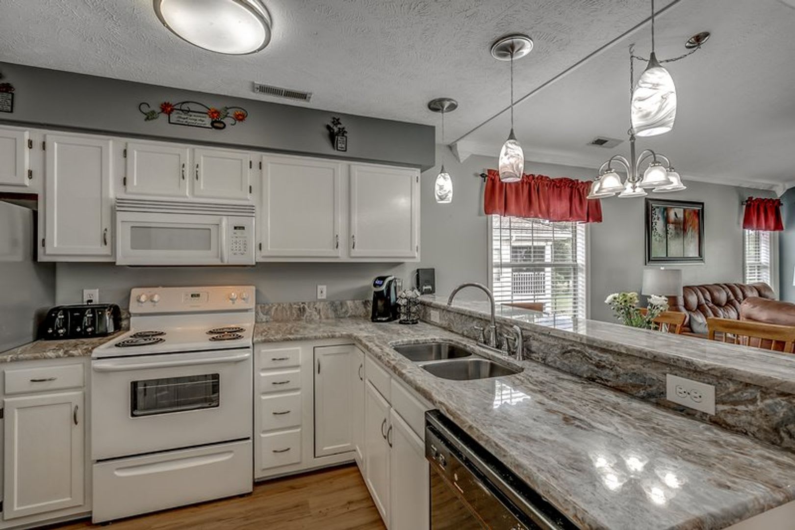 Lovely, Furnished Two- Bedroom, Two-Bath Condo in River Oaks Available Soon! – photo 2