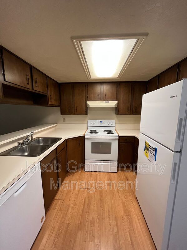 735 Whittier St – photo 5