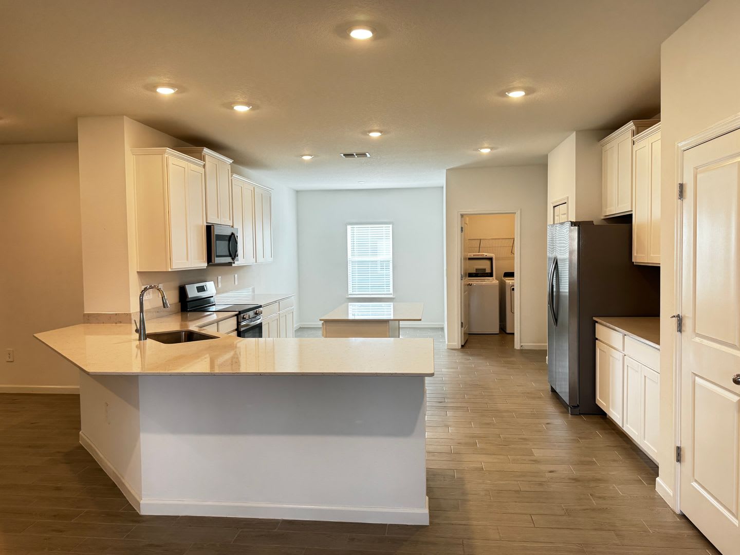 Gorgeous Grand Park North 4/3 with Garage – photo 2