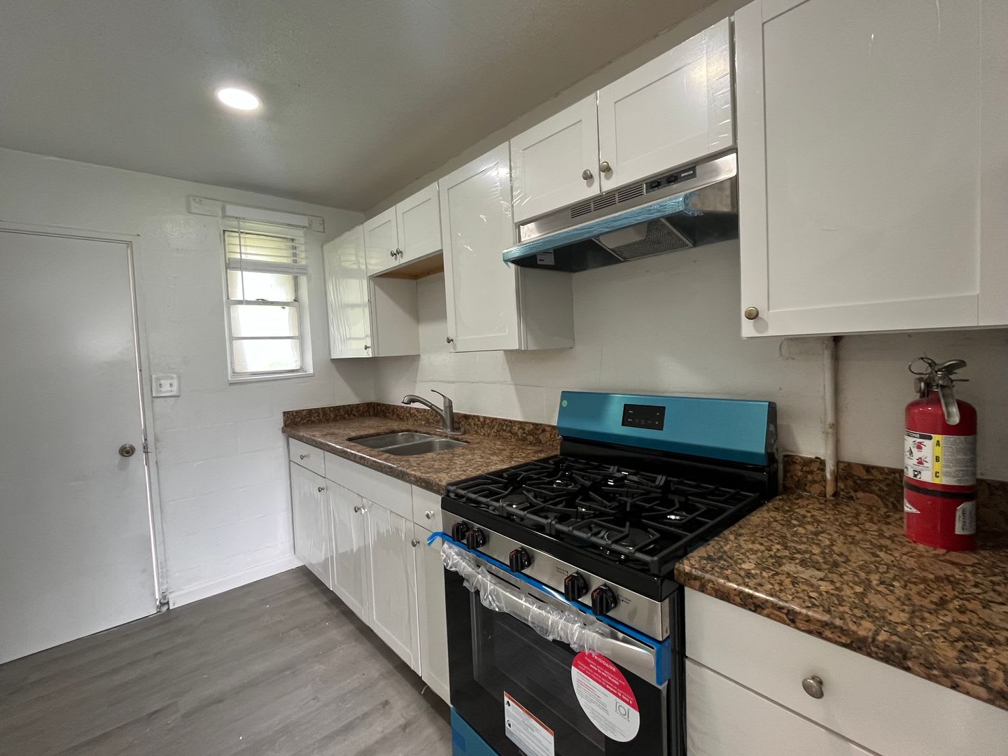 Remodeled 3 Bedroom, 1 Bathroom Brick Apartment near Downtown Live Oak – photo 4