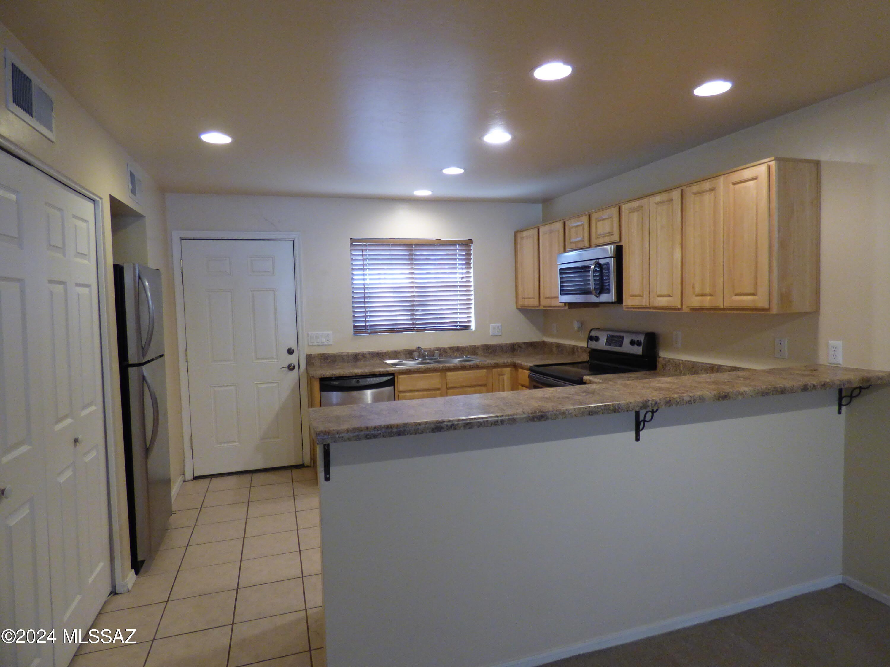 1077 N Riverside Drive – photo 5