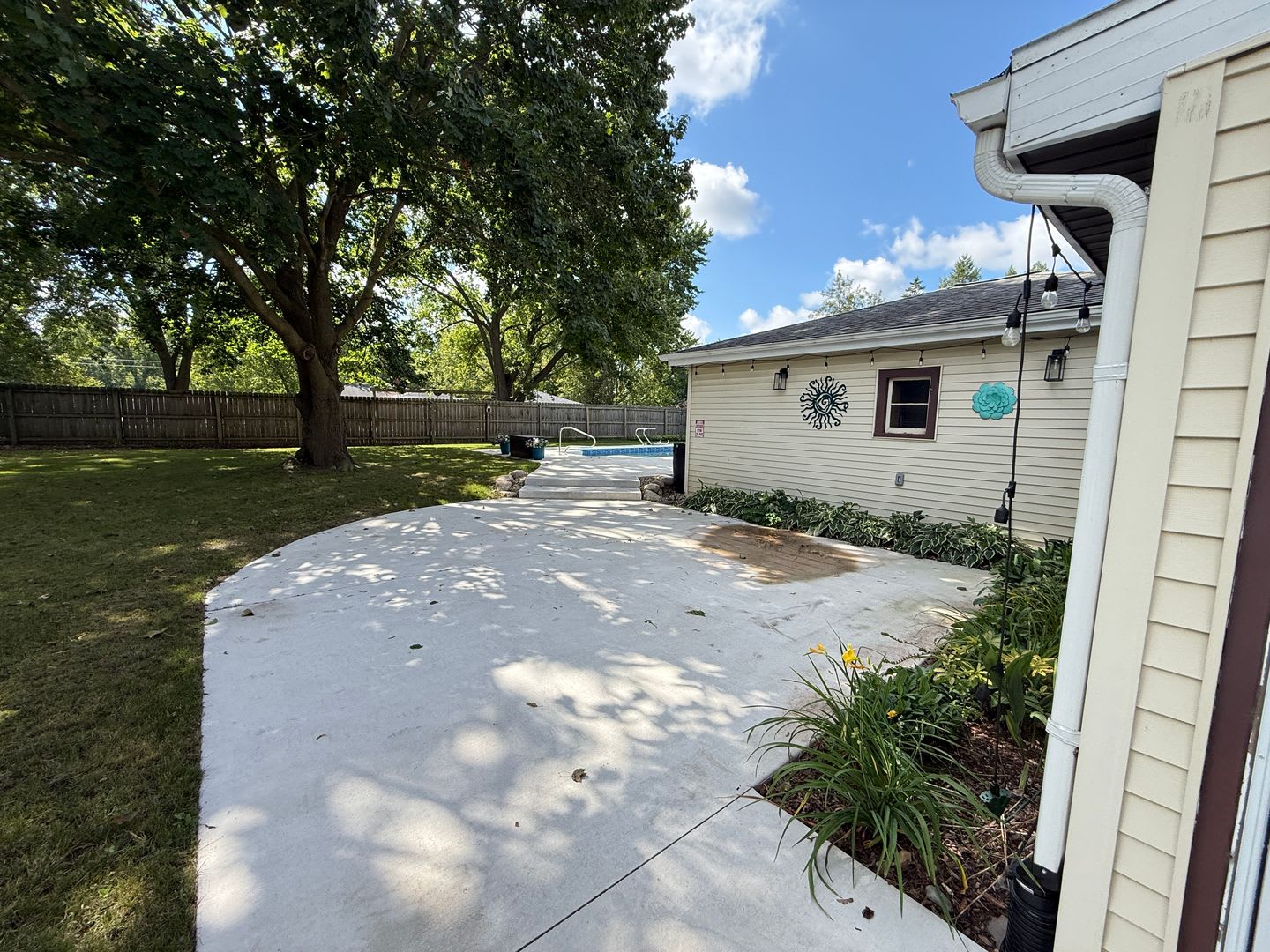 Charming 3-Bedroom Ranch with In-Ground Pool & Large Fenced Yard – photo 5