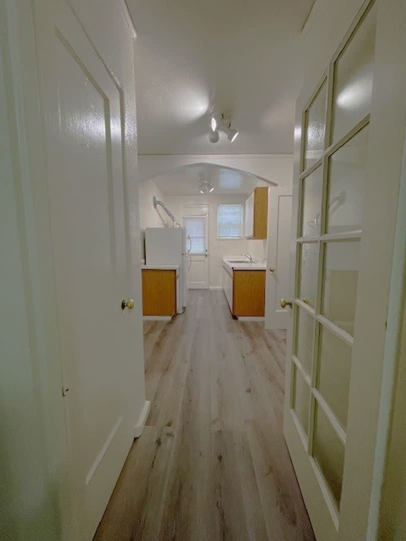 Charming, Studio Freshly Painted, move in ready – photo 5