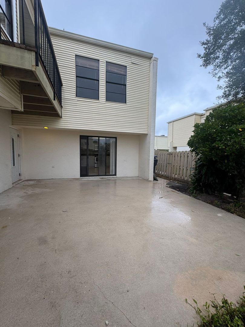 Spacious Townhouse In The Heart Of Wellington Don T Miss It – photo 2