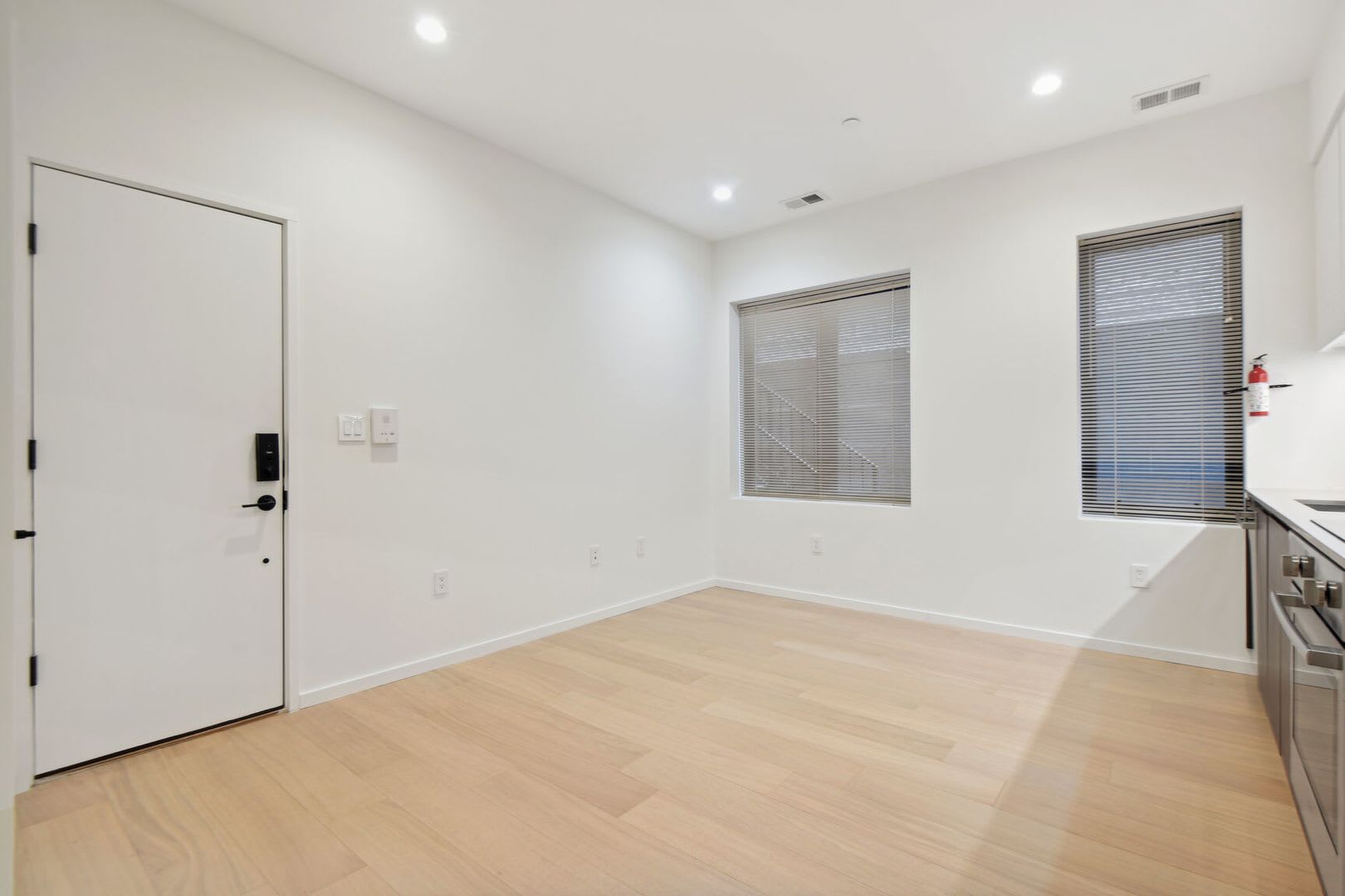 Free Month For Lease Start By 9 10 Built In 2021 Centrally Located In Mount Vernon 5 Minute Walk To Metro – photo 3