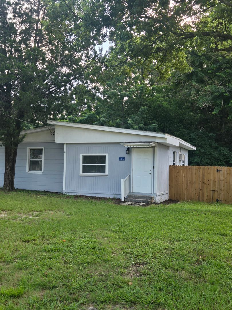Fully Fenced Home in the Southside of Jacksonville – photo 1