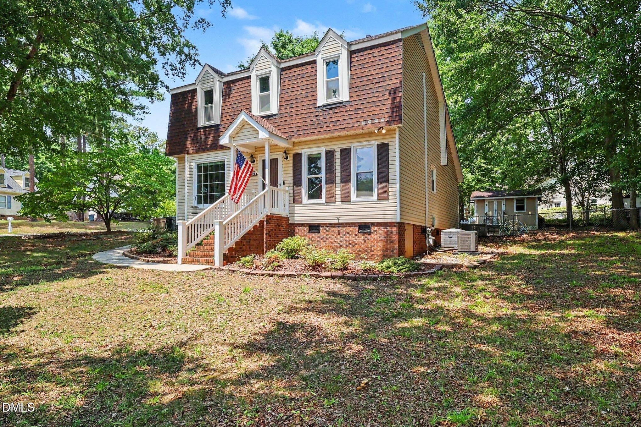 302 Hutchins Drive – photo 2