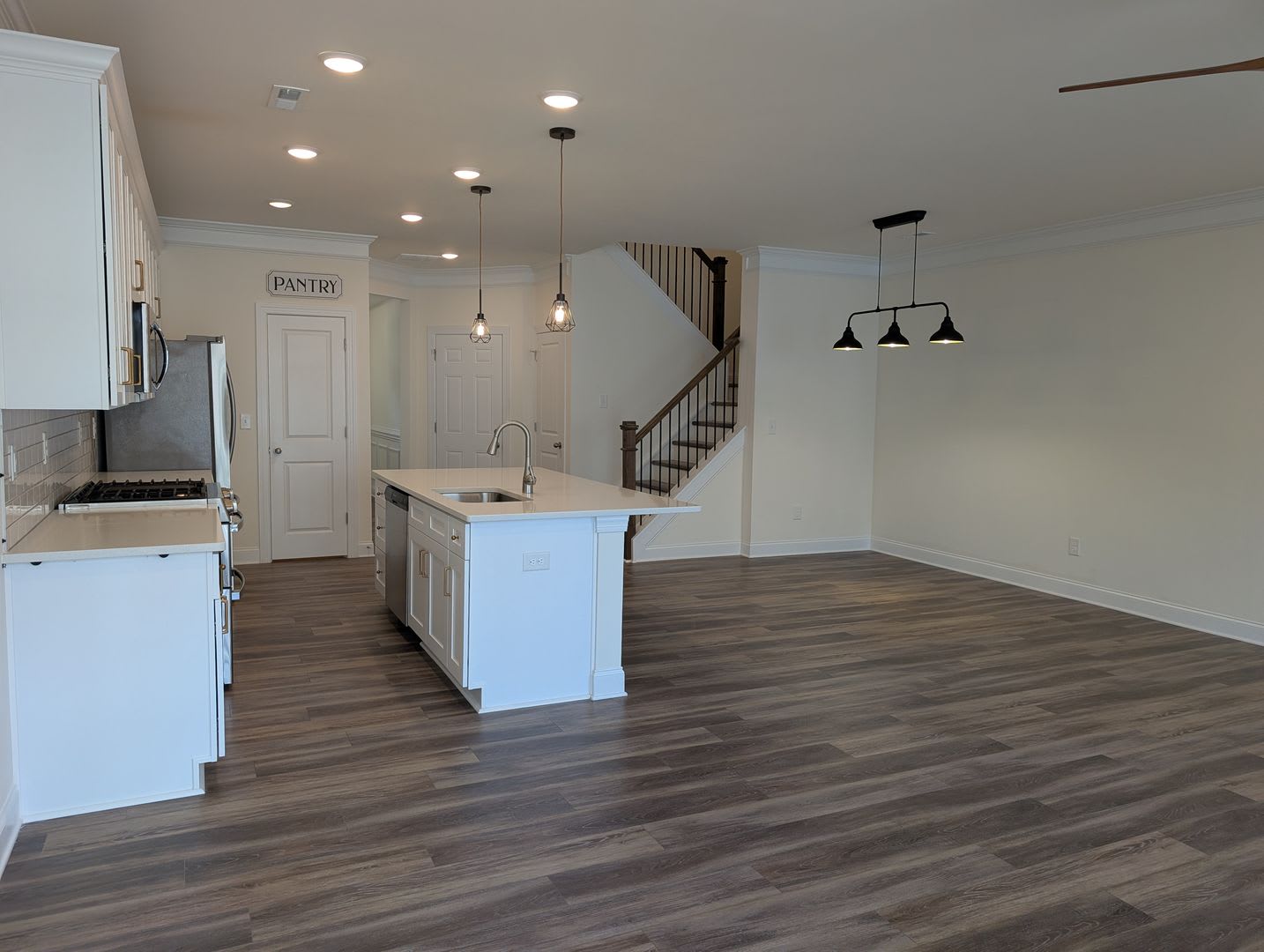 Beautiful 3 Bedroom, 2.5 Bathroom Townhome in Harrisburg Village. Don’t Miss Out! – photo 3