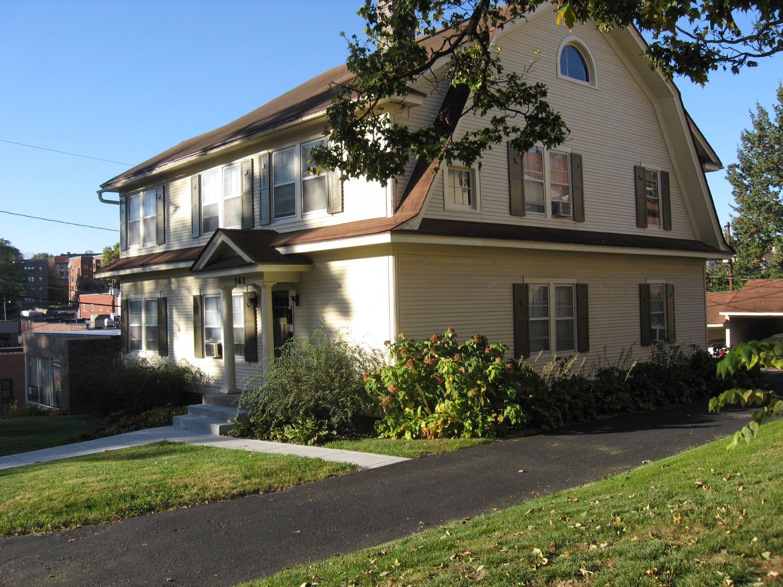 562 28th St – photo 1
