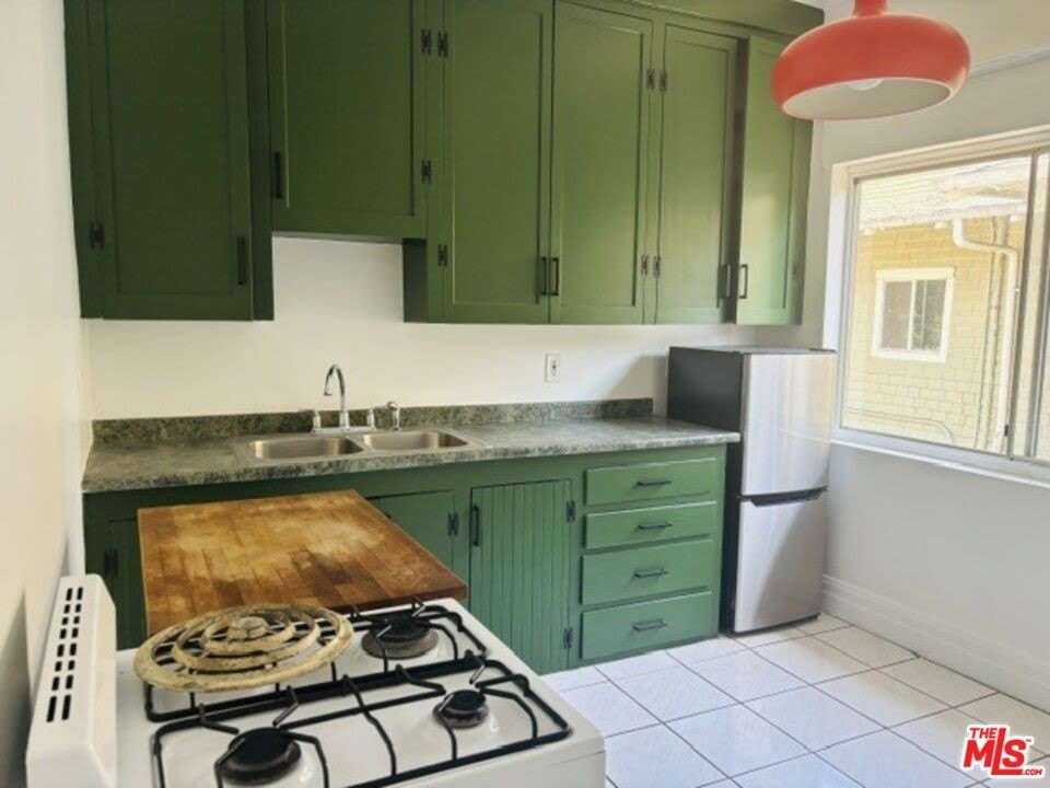 1030 S Burlington Ave – photo 3