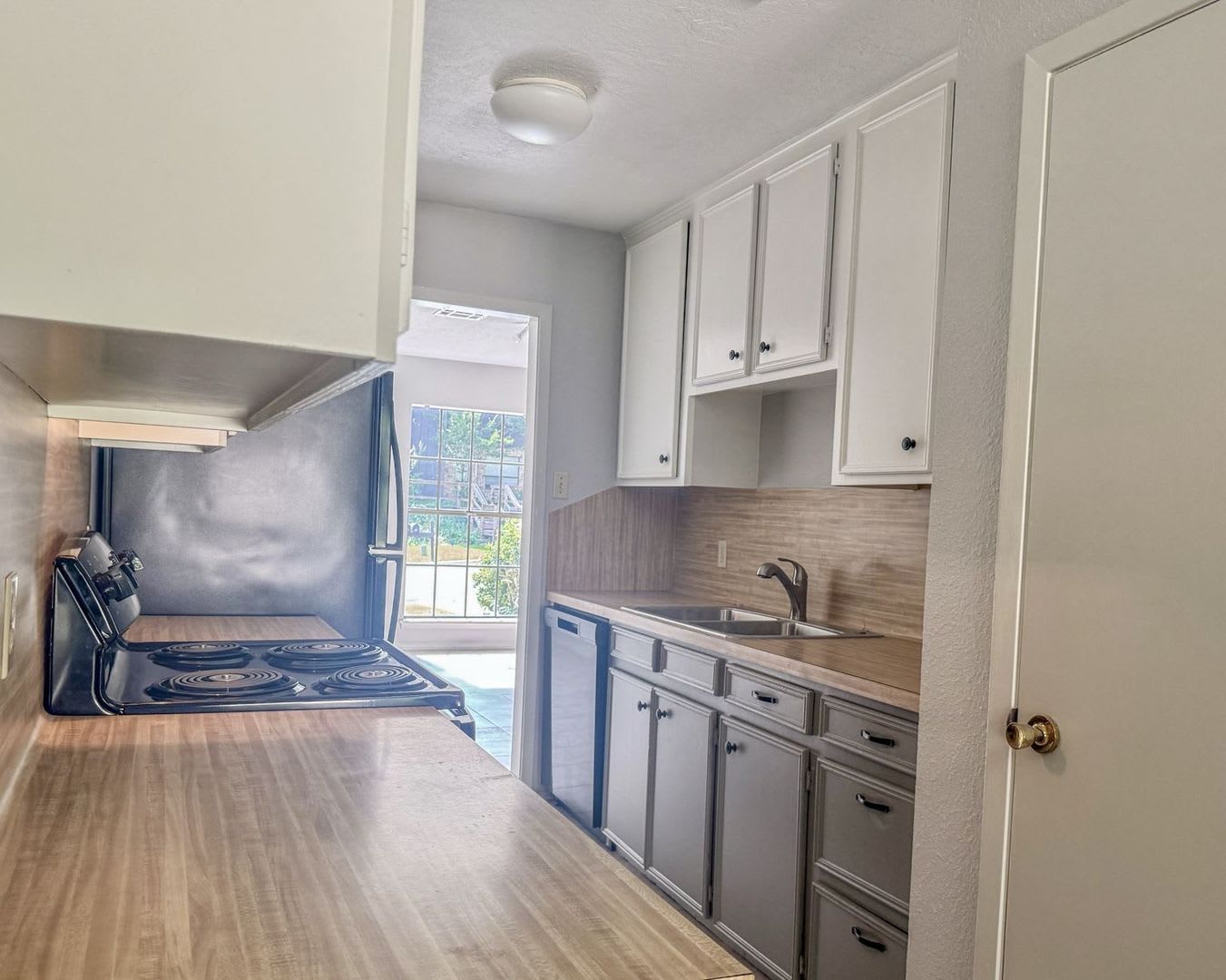 Comfortable 3BR/2BA Home in a Prime Location Near Forest Hills – photo 5