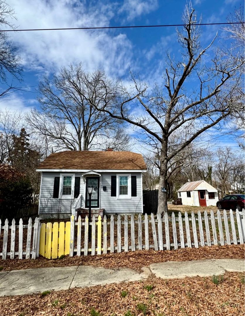 2 bedroom house in Fulton Hill; Big yard, laundry, central hvac all electric and a deck! – photo 1