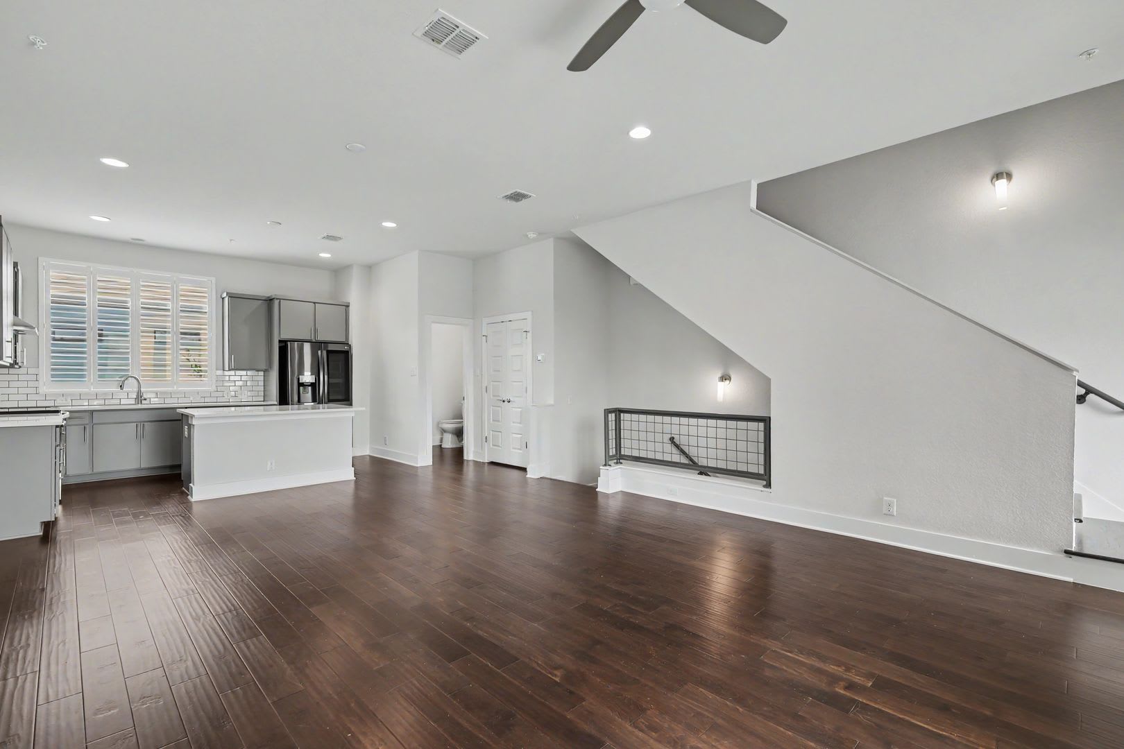 4 Week Free Move In Incentive Modern Downtown Sa Townhome Rooftop Balcony Private Garage All Appliances Included – photo 1