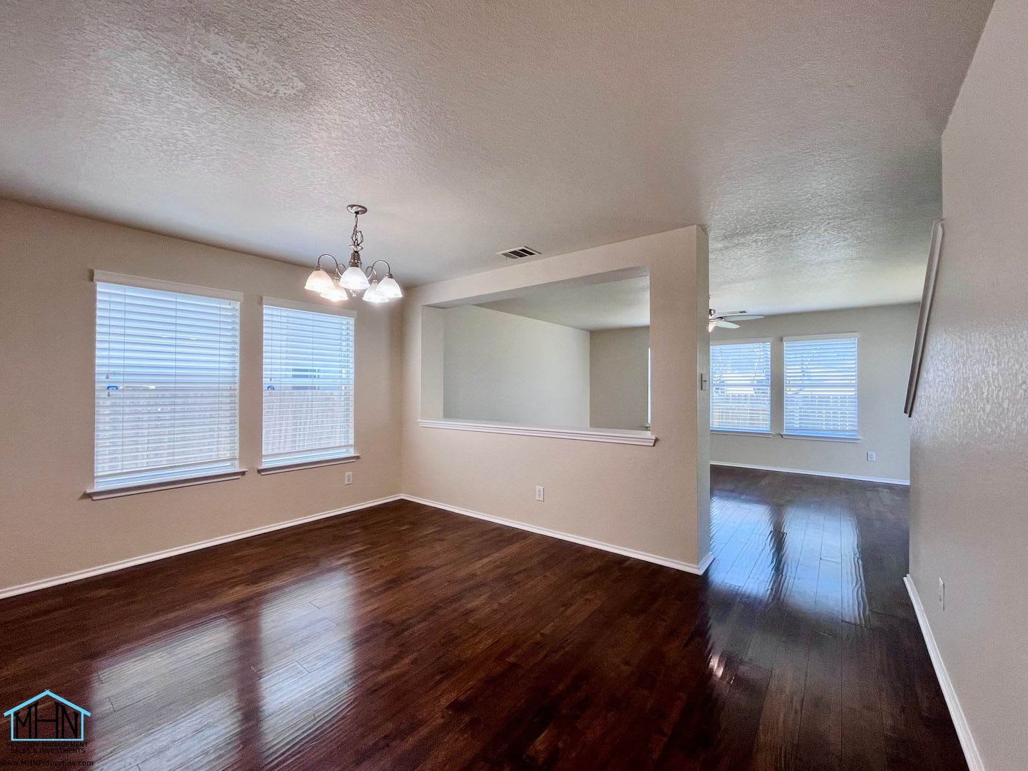 Charming 2 Storey 3-bedroom, 2.5-bath Home Conveniently Located Near Randolph AFB & SAMMC! – photo 5