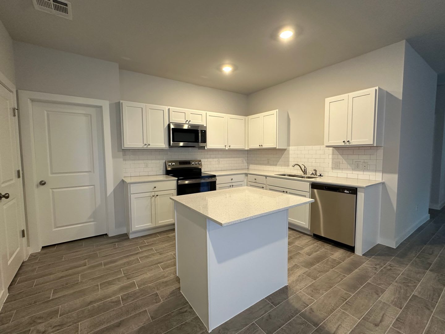 Country Living 3 Bedroom, 2 Bathroom on a 1.45 Acre Lot in Ridge Creek Addition! – photo 4