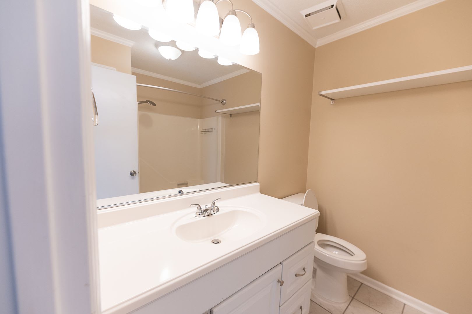Charming 2 BD, 2.5 BA Townhome w/ a Community Pool in a Prime Winston Location – photo 3