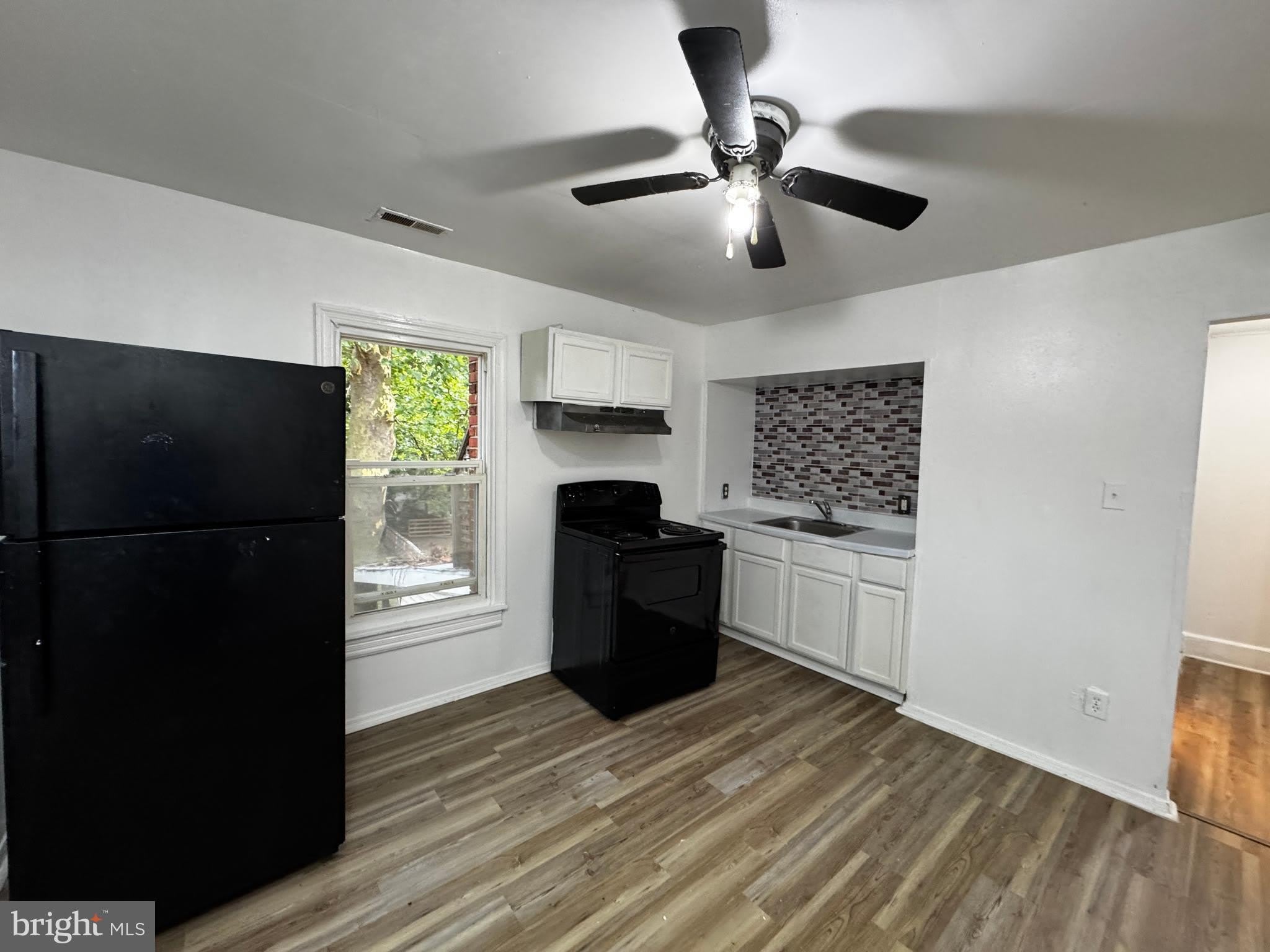 323 E VINE Street – photo 3
