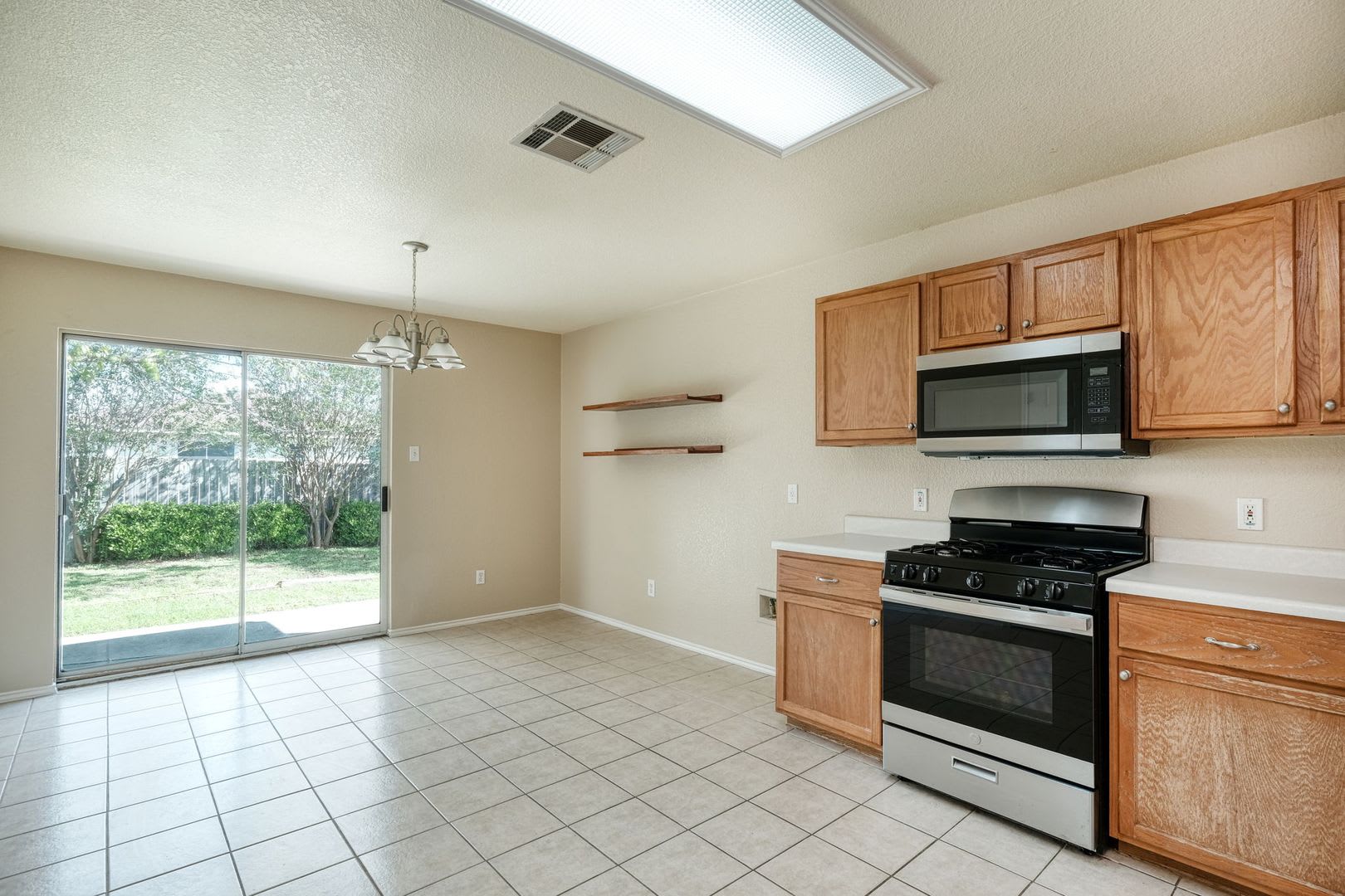 Nice 3B 2B In Spring Branch With Spacious Floorplan – photo 4