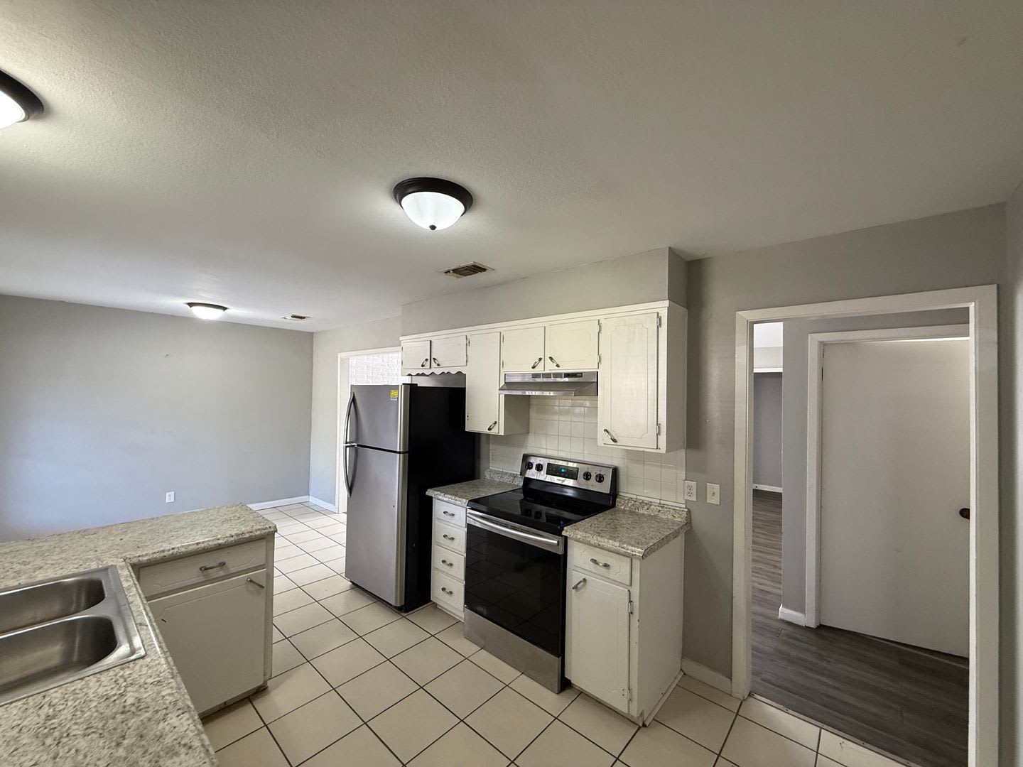 Completely Remodeled 3 bedroom 2 bath, 2 Car Garage AVAILABLE NOW! – photo 3